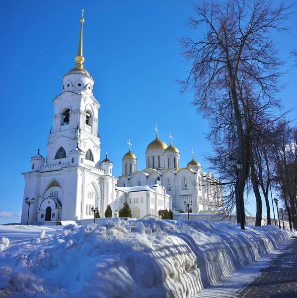 Vladimir, Rusko - únor 16.2019: Dormition nebo chrám Nanebevzetí bylo matka církev středověká Rusko — Stock fotografie