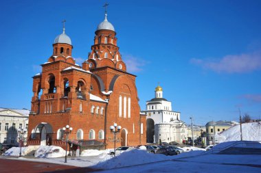 Vladimir, Rusya Federasyonu - Şubat 16.2019: Trinity Kilisesi ve Golden Gate.