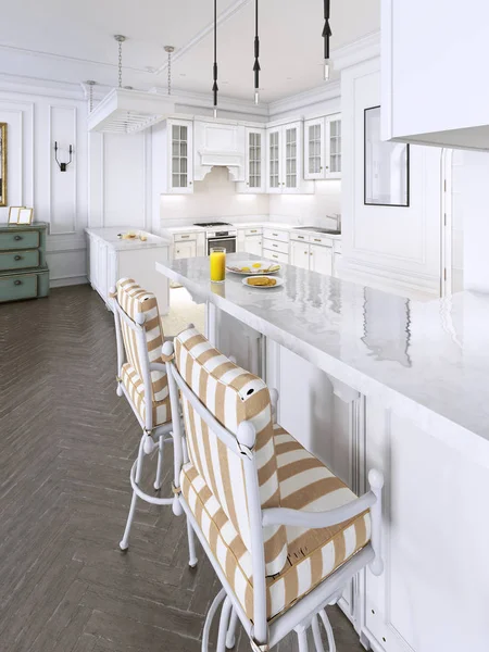 酒吧凳子在经典的白色厨房 — 图库照片