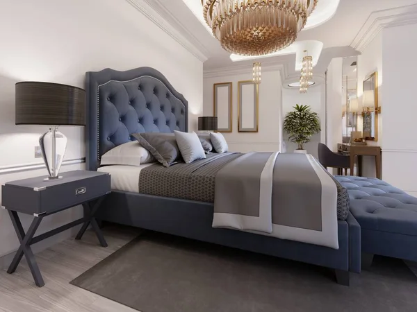 豪华的卧室拥有经典风格 配有黄金元素 蓝色床布 木制梳妆台和梳妆台 — 图库照片