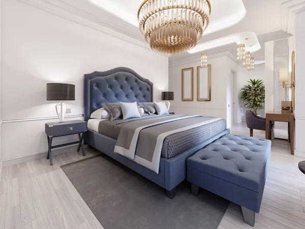 豪华卧室的设计拥有现代风格 配有一张蓝色床和白色墙壁 扶手椅 带脚垫 梳妆台配有镜子 — 图库照片