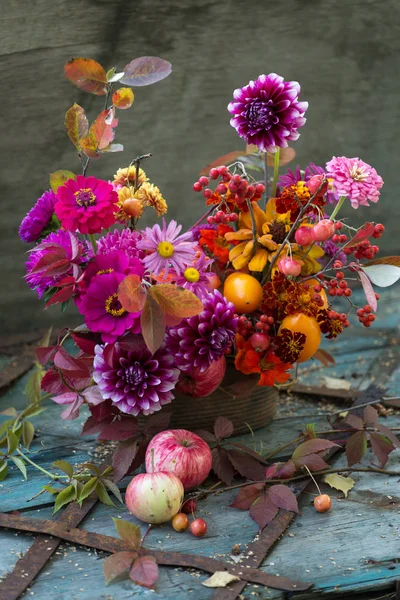 Herbststrauß Stillleben Herbstblumenkomposition Mit Dahlie — Stockfoto