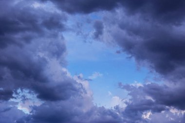 Mavi gökyüzü arkaplan dokusuna karşı destansı fırtına bulutları