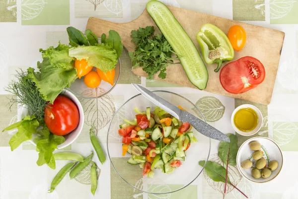 야채로 접시에 야채를 곁들인 샐러드 — 스톡 사진