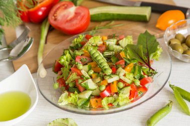 Tabakta taze renkli sebze salatası. Sağlıklı diyet yemekleri pişirmek.