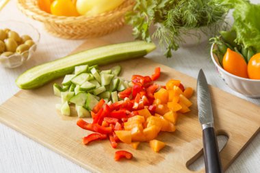 Yemek yapmak, taze sebze kesmek. Vejetaryen yemeği ve diyet yemeği için gerekli malzemeler