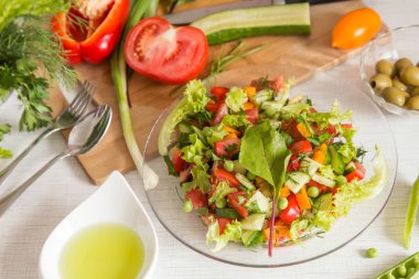 Tabakta taze renkli sebze salatası. Sağlıklı diyet yemekleri pişirmek.