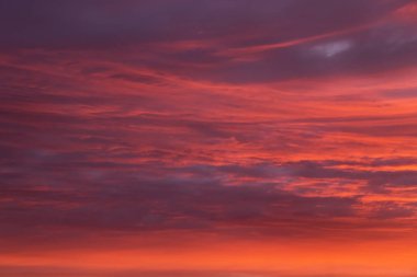 Dramatik destansı gün batımı. Pembe gökyüzü.