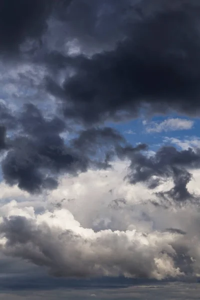 Episk Storm Himmel Mörkgrå Och Vitt Regn Cumulus Moln Bakgrund — Stockfoto