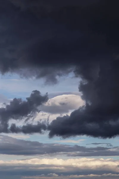 Épico Céu Tempestuoso Cinza Escuro Branco Chuva Cumulus Nuvens Fundo — Fotografia de Stock