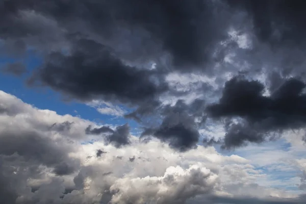 Épico Céu Tempestuoso Cinza Escuro Branco Nuvens Chuva Textura Fundo — Fotografia de Stock