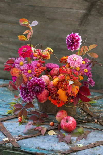 Yıldız Çiçekli Güzel Sonbahar Buketi Güz Çiçekleri Renkli Yapraklar Elmalar — Stok fotoğraf