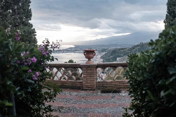 Günbatımında terastan Taromina, Sicilya manzarası