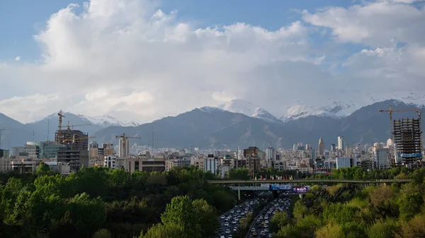 Tabiat Köprüsü 'nden Tahran silueti, arkasında dağlar var.
