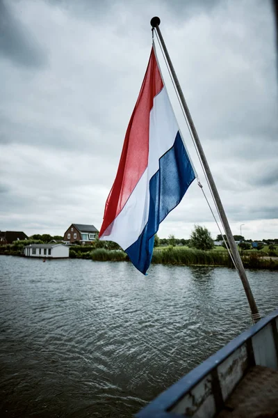 Bir tekneden sarkan Hollanda bayrağı