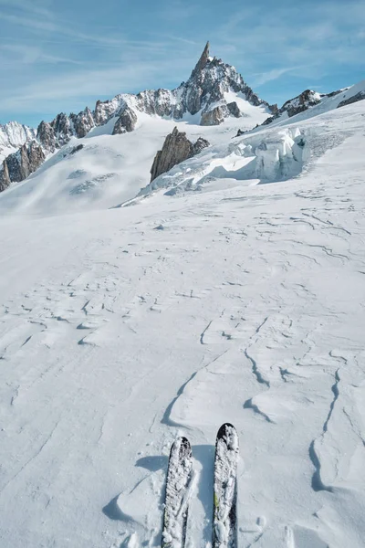 Widok na słynny Dent du Geant, szczyt masywu Mont Blanc — Zdjęcie stockowe