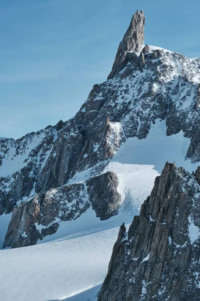 Widok na górę Dent du Geant w masywie Mont Blanc — Zdjęcie stockowe