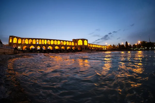 Éjszakai kilátás a Khaju hídra Iszfahánban, Iránban — Stock Fotó