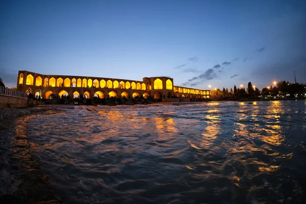 İran, İsfahan 'daki Khaju Köprüsü gece görüşü