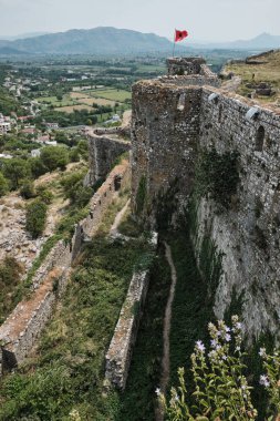 Arnavutluk 'taki ikonik Rozafas Şatosu manzarası