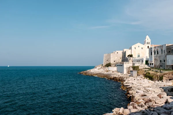 Vieste manzaralı, Puglia, İtalya 'da bir köy.