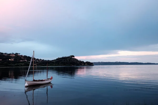 Bracciano gölünde yüzen tekne