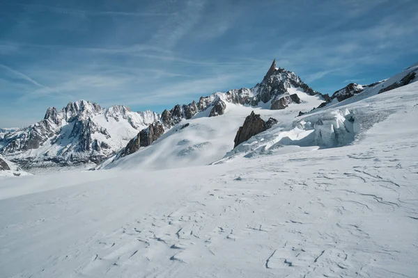 Widok na słynny Dent du Geant, widok na masyw Mont Blanc — Zdjęcie stockowe