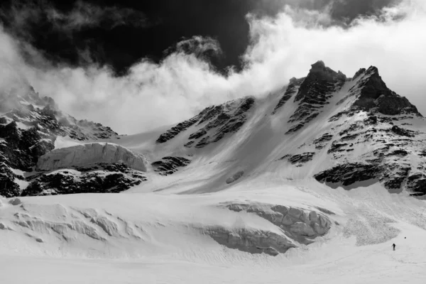 Kuzeybatı yakasında kış boyunca Gran Paradiso buzulundan inen bir adam. Zirve, İtalya topraklarındaki en yüksek dağdır..