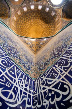İsfahan, İran - Mayıs 12019: Naqsh-i Cihan Meydanı 'ndaki Şeyh Lotfollah Cami Kubbesi' nin içini görmek