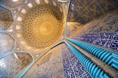 İsfahan, İran - Mayıs 12019: Naqsh-i Cihan Meydanı 'ndaki Şeyh Lotfollah Cami Kubbesi' nin içini görmek