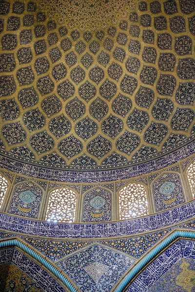 Isfahan, IRAN - 1 maggio 2019: Veduta degli interni della cupola della Moschea Sheikh Lotfollah, situata sulla Piazza Naqsh-i Jahan — Foto Stock