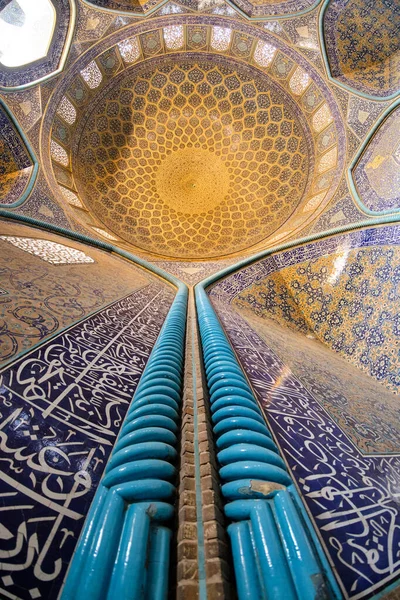 Isfahan, IRAN - 1 maggio 2019: Veduta degli interni della cupola della Moschea Sheikh Lotfollah, situata sulla Piazza Naqsh-i Jahan — Foto Stock