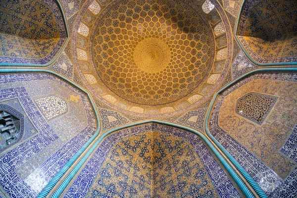 Isfahan, IRAN - 1 maggio 2019: Veduta degli interni della cupola della Moschea Sheikh Lotfollah, situata sulla Piazza Naqsh-i Jahan — Foto Stock