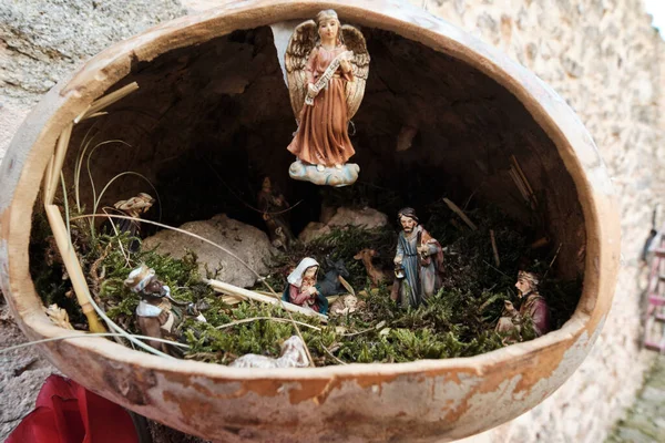 Borgio Verezzi, Italië - 8 december 2018: Miniatuur kerststal gebouwd in een pompoen — Stockfoto