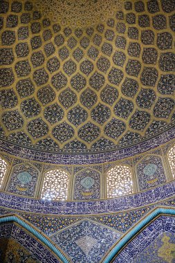 İsfahan, İran - Mayıs 12019: Naqsh-i Cihan Meydanı 'ndaki Şeyh Lotfollah Cami Kubbesi' nin içini görmek