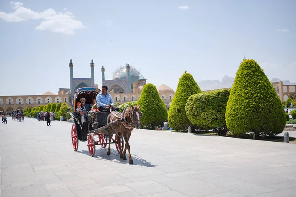 İsfahan, İran - Mayıs 12019: Güneşli bir günde Naqsh-i Cihan Meydanı 'nda at binen insanlar