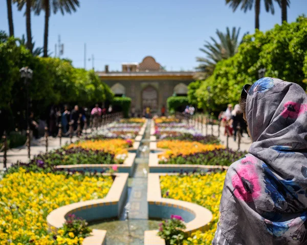 Shiraz, İran - 24 Nisan 2019: Hijab 'lı kadın Bagh-e Eram Bahçesinde arkadan görüldü