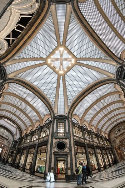 Torino, İtalya - 4 Nisan 2019: Galleria San Federico İçişleri 