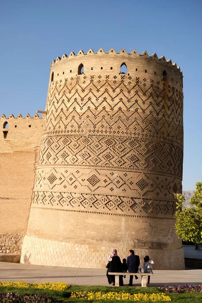 Shiraz, IRÁN - 24 de abril de 2019: Una torre inclinada decorada de la ciudadela de Karim Khan al atardecer — Foto de Stock