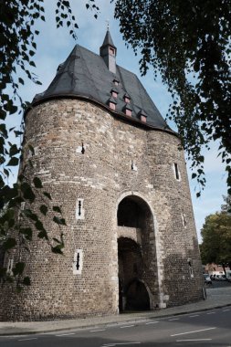 Büyük Marschiertor 'un önü, Aachen' in tarihi kapısı.
