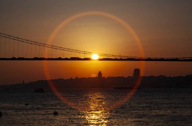 İstanbul 'daki Boğaz Köprüsü' nde gün batımı ve güneş ışığı görülüyor
