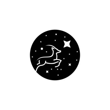 Geyik. Gece gökyüzünün arka planında uçan geyik.