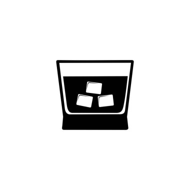 Bir bardak viski ve buz. Viski, içki bardağı, alkol. Beyazda İzole Edilmiş