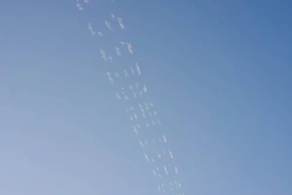 Spår Ett Plan Klarblå Himmel — Stockfoto