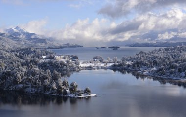 Doğa ve kış görünümlerinde San Carlos de Bariloche, Patagonia, Arjantin.