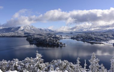 Doğa ve kış görünümlerinde San Carlos de Bariloche, Patagonia, Arjantin.