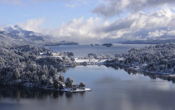 Doğa ve kış görünümlerinde San Carlos de Bariloche, Patagonia, Arjantin.