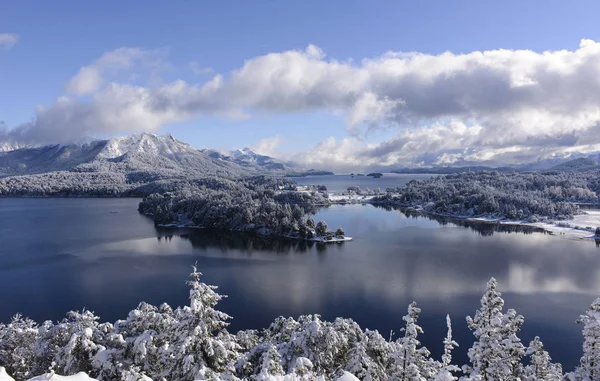 Doğa ve kış görünümlerinde San Carlos de Bariloche, Patagonia, Arjantin.