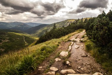 Dağları ve bulutları olan güzel bir manzara