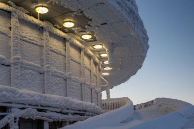 Parktaki eski ahşap ev.